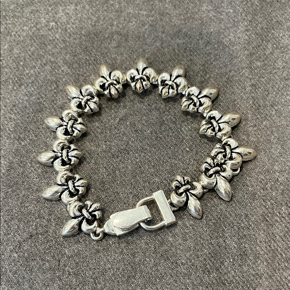 🌻3/$15 Silvertone Fleur de Lis Bracelet